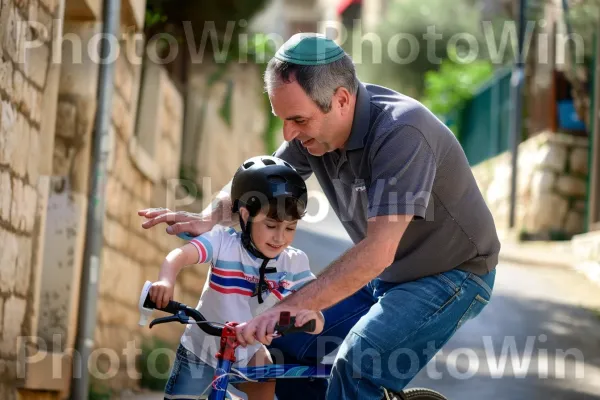 אב מלמד את בנו לרכוב על אופניים בצפת, ממדינת ישראל. גַלגַל, אופניים - ציוד ואספקה, צמיג