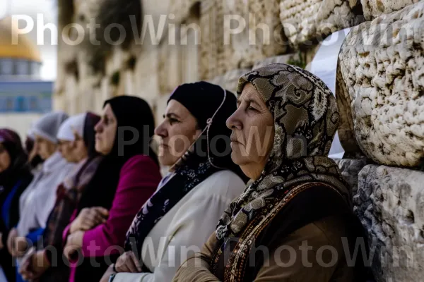 נשים מתפללות בכותל בירושלים, ממדינת ישראל. פָּנִים, בית המקדש, עִיר