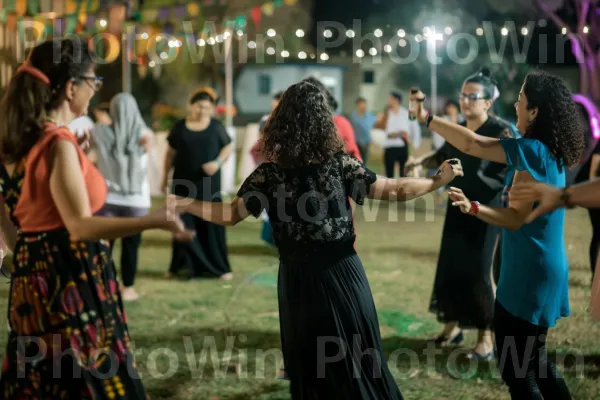 נשים רוקדות במעגל בחתונה יהודית מסורתית ממדינת ישראל. לִרְקוֹד, אמנויות במה, כֵּיף