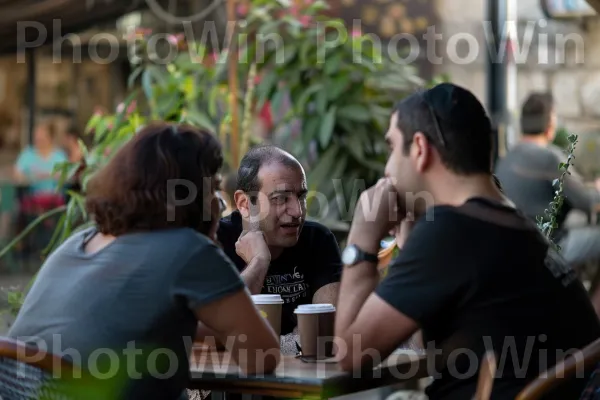 מקומיים לוגמים קפה ודנים בפוליטיקה בבית קפה תל אביבי, ממדינת ישראל. אינטראקציה, קהילה, משקפיים