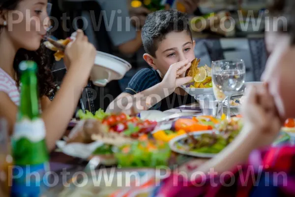 חברים חוגגים בר מצווה בארוחה חגיגית בתל אביב, ממדינת ישראל. מזון, ירוק, בקבוק