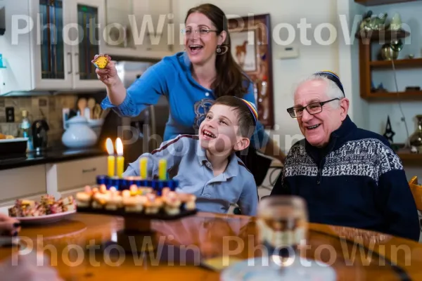 משפחה חוגגת חנוכה עם חנוכייה ולטקס, ממדינת ישראל. מזון, כלי שולחן, שולחן