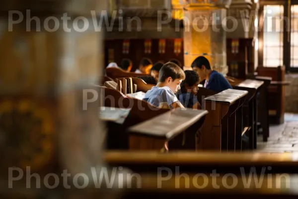 תלמידים צעירים לומדים טקסטים עתיקים בבית כנסת היסטורי, ממדינת ישראל. עִיר, מדים, פְּנַאִי