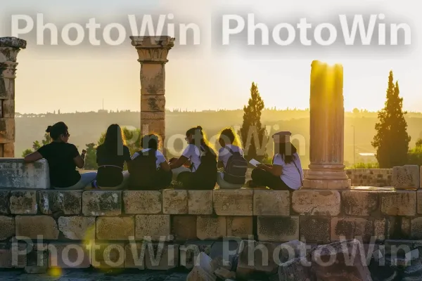 תלמידים לומדים היסטוריה בחורבות עתיקות, שקיעת השמש ממדינת ישראל. שָׁמַיִם, צמח, עֵץ