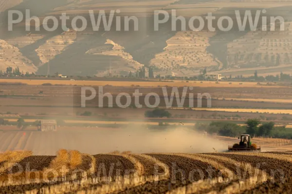 חקלאי קוצר יבולים בבקעת הירדן, ממדינת ישראל. אזור אקולוגי, מכונות חקלאיות, שטח דשא