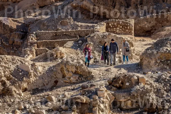 תיירים חוקרים את חורבותיה העתיקות של מצדה, ממדינת ישראל. הַר, מִדרוֹן, מחשוף