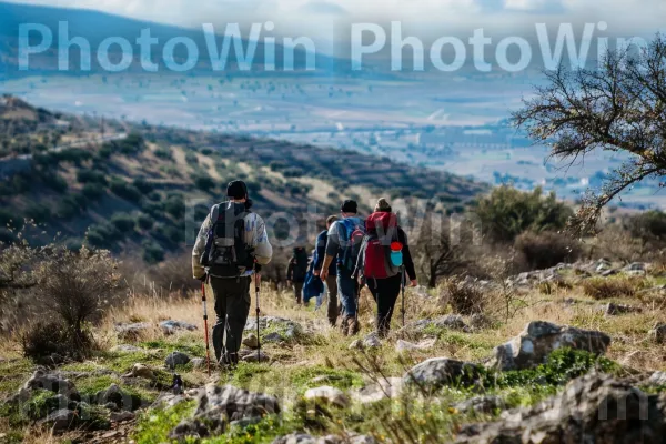 קבוצת מטיילים מטיילים ברמת הגולן, ממדינת ישראל. צמח, ענן, הַר