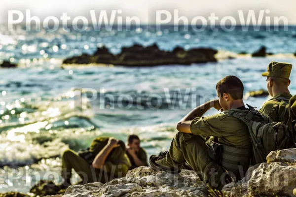 קבוצת חיילים צעירים מתרווחת ביום החופשי, ממדינת ישראל. מים, עץ, שָׁמַיִם