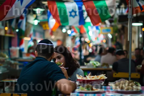 זוג נהנה מארוחת פלאפל בשוק הומה, ממדינת ישראל. מזון, מוכר, צרכן