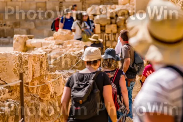 קבוצת תיירים חוקרת את חורבותיה העתיקות של מצדה, ממדינת ישראל. שְׁעוֹת הַיוֹם, כובע, בית המקדש