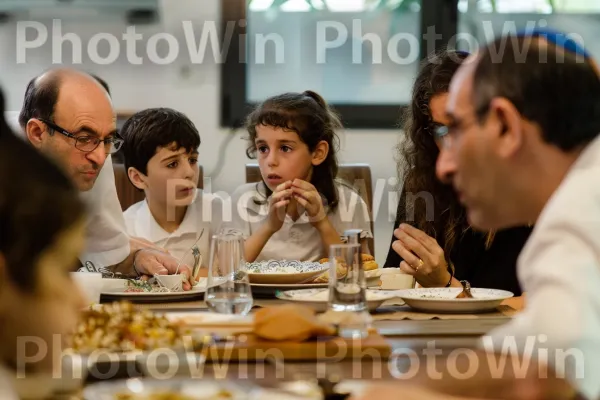 המשפחה התכנסה לסעודת פסח, מספרת סיפורי יציאת מדינת ישראל. מזון, כלי שולחן, צרכן