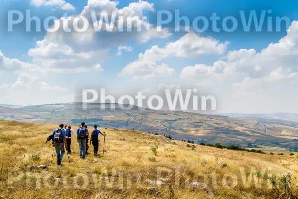 קבוצת חברים מטיילת ברמת הגולן, ממדינת ישראל. ענן, אנשים בטבע, נוף טבעי