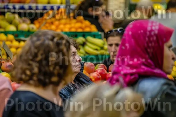 נשים קניות בשוק מחנה יהודה בירושלים, ממדינת ישראל. מזון, צמח, מוכר