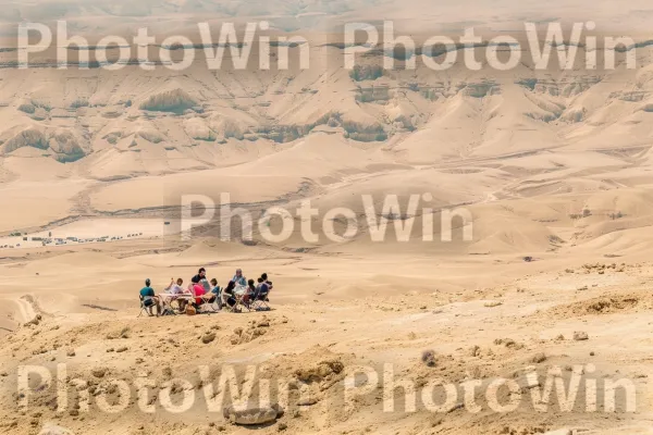 משפחות בפיקניק במדבר הנגב, ממדינת ישראל. מִדרוֹן, היווצרות, צורת קרקע איאולית