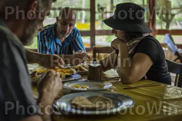 קבוצת חברים נהנית מארוחת בוקר ישראלית מסורתית ממדינת ישראל. מזון, פדורה, צַלַחַת