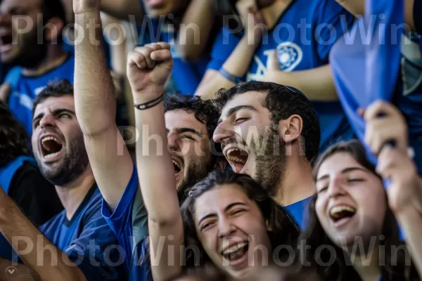 קבוצת חברים מעודדת את קבוצת הכדורגל האהובה עליהם, ממדינת ישראל. תַצלוּם, חוגג, בן אנוש