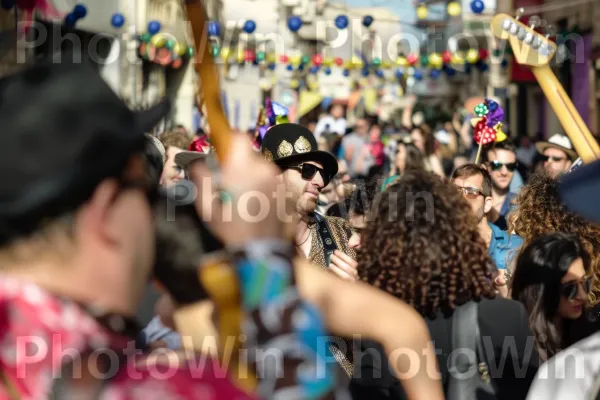 מסיבת רחוב תוססת חוגגת את פורים במוזיקה וריקודים, ממדינת ישראל. מוצר, מרחב ציבורי, כֵּיף