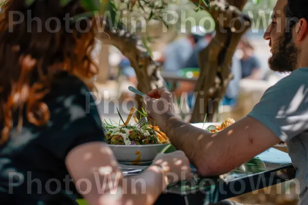 זוג חולק ארוחת פלאפל בירושלים, ממדינת ישראל. צמח, בית המקדש, קהילה