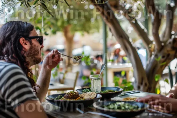 זוג חולק ארוחת פלאפל בירושלים, ממדינת ישראל. מזון, צמח, מתכון