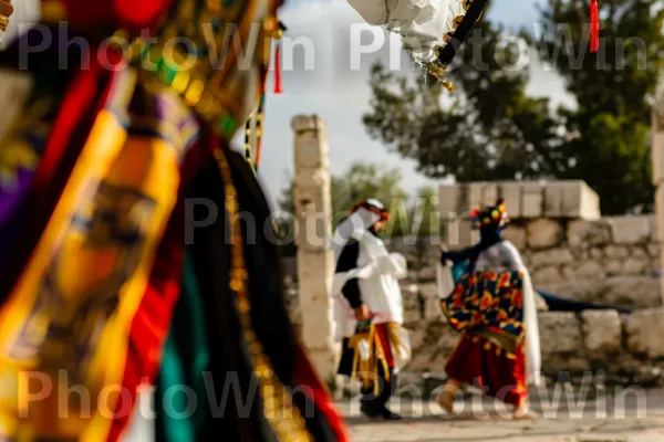 ההיסטוריה התוססת של ישראל מונצחת בתמונות קלאסיות. צמיג, עֵץ, כובע