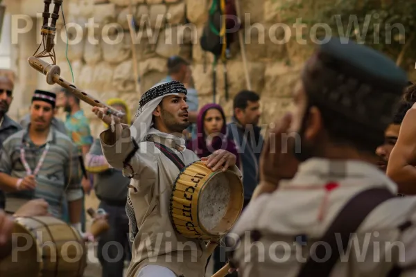 חגיגת פסטיבל תרבות בעיר העתיקה בחברון. כלי נגינה, מוּסִיקָאִי, כובע