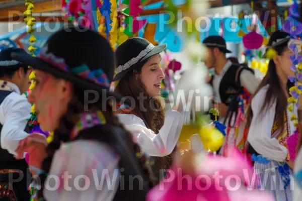 דיוקן גלוי של מקומיים בחגיגה ישראלית מסורתית. הבעת פנים, כובע, כיסוי ראש