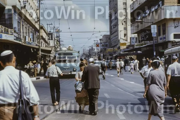 תמונה נוסטלגית של רחוב תל אביב הסואן בשנות ה-50. בִּניָן, רכב, ענן