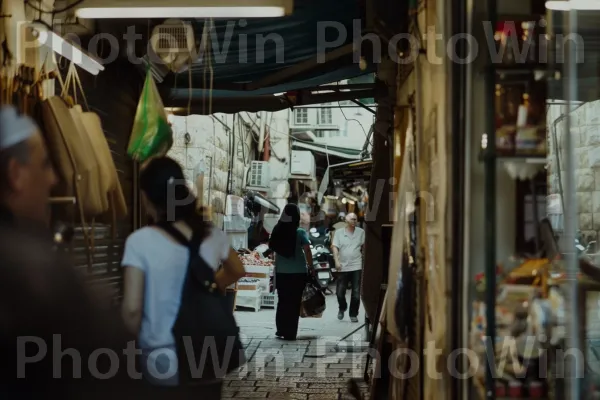 תמונה דהויה המתעדת את חיי היומיום בחיפה. שׁוּק, צרכן, קניות