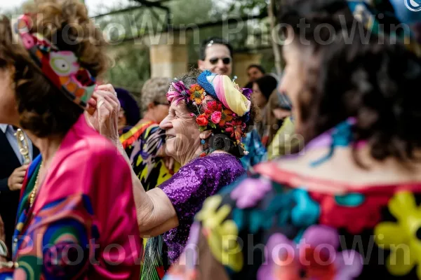 חגיגת שנות ה-70 בירושלים. סָגוֹל, סארי, כובע