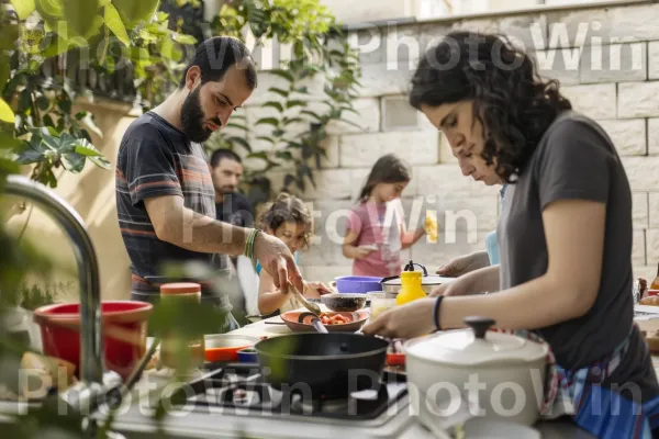 משפחות ישראליות ושגרת יומיום. כלי שולחן, כלי בישול וכלי אפייה, קערת ערבוב