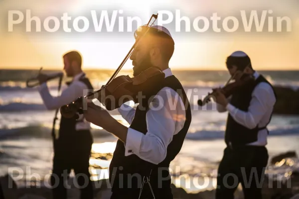 מוזיקאים ישראלים קלאסיים בשקיעה. שָׁמַיִם, כלי נגינה, מכשיר קנה