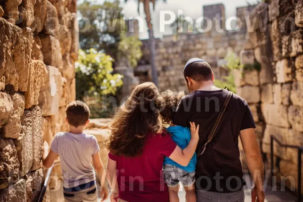 טיול משפחתי רטרו לנקודת ציון ישראלית קלאסית. מִכְנָסַיִים קְצָרִים, בית המקדש, פְּנַאִי