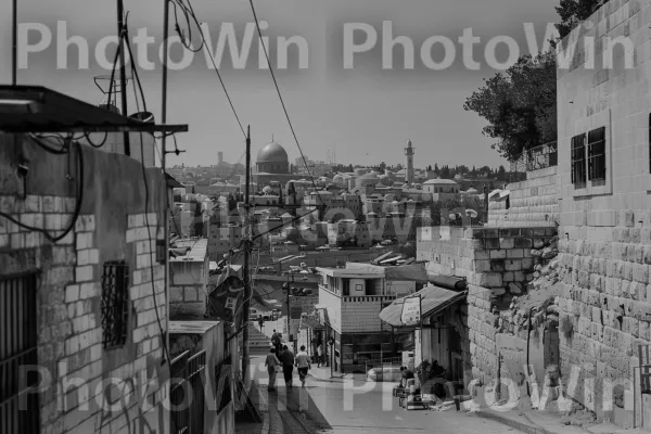 נוף איקוני של העיר העתיקה של ירושלים בשנות ה-60. שָׁמַיִם, חַלוֹן, שָׁחוֹר