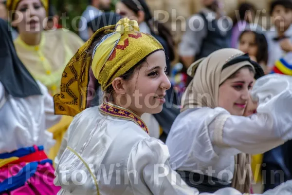 ביגוד ישראלי מסורתי בחגיגה תוססת. חיוך, בן אנוש, כֵּיף