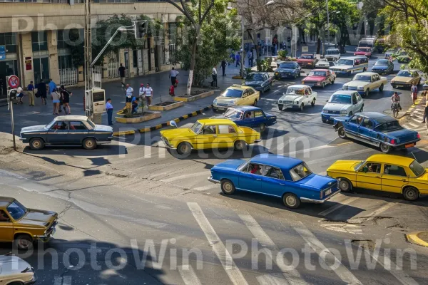 תנועת עומס בצומת תל אביב הסואן במהלך שנות ה-60. גַלגַל, צמיג, רכב