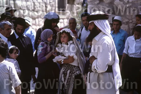 צילום וינטג\' לוכד את התרבות המסורתית בישראל של שנות ה-70. כובע שמש, מרחב ציבורי, אירוע