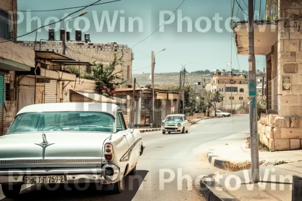 תמונת רטרו מישראל של שנות ה-60 לוכדת את רוח התקופה. רכב, צמיג, בִּניָן