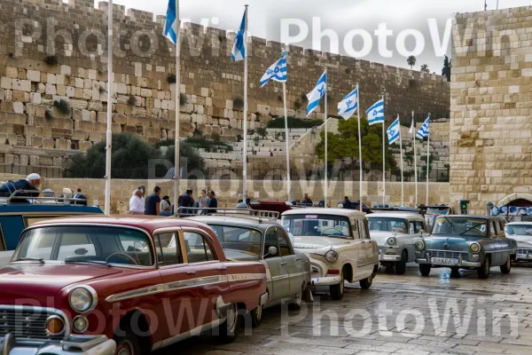 מכוניות קלאסיות עמדו בתור ליד הכותל המערבי בירושלים. פנס חניה לרכב, גַלגַל, רכב יבשתי