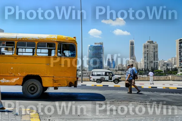 תמונה נוסטלגית מישראל של שנות ה-70 לוכדת את מהות התקופה. שָׁמַיִם, אוֹטוֹבּוּס, בִּניָן