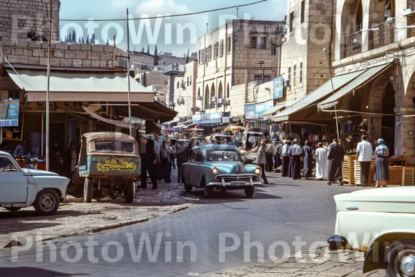 תמונת מצב מוזרה מישראל של שנות ה-50 מחזירה את הצופים אחורה בזמן. רכב יבשתי, גַלגַל, רכב ממונע