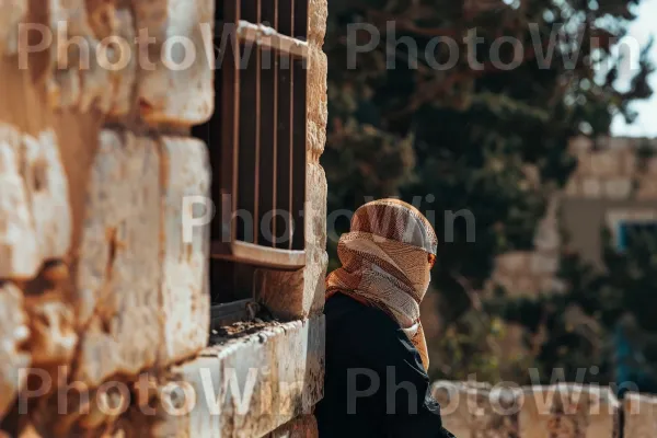 הצצות שובות לב לעבר הוותיק של ישראל. כיסוי ראש, עֵץ, נוֹף