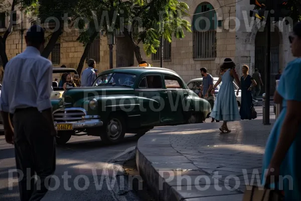 מזכירים סצנות של תקופות הרטרו של ישראל שצולמו בסרט. אוטו, גַלגַל, רכב ממונע