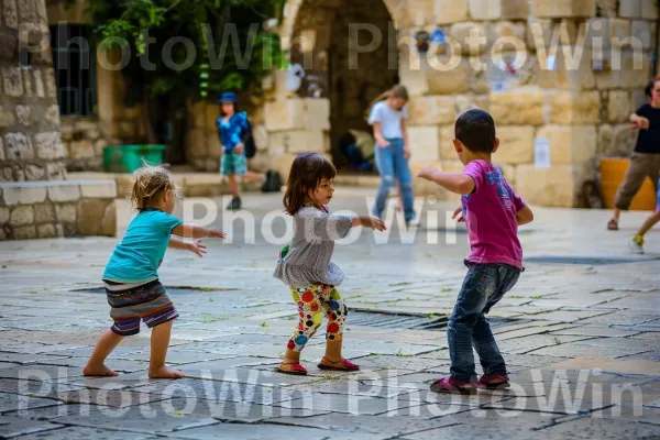 ילדים מקומיים משחקים בחצר ירושלים. אנשים בטבע, פְּנַאִי, כֵּיף