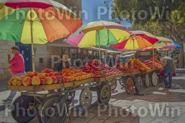 רוכלי רחוב מוכרים רימונים טריים ביפו, ממדינת ישראל. צמח, צמיג, פרי