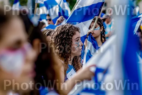 תלמידים צועדים במצעד, חוגגים את יום העצמאות, גאווה בשפע, ממדינת ישראל. כְּחוֹל, דֶגֶל, כֵּיף