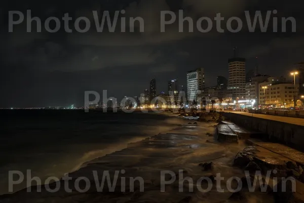 קו רקיע תל אביב בלילה, מואר ושוקק, ממדינת ישראל. מים, גורד שחקים, מִגדָל