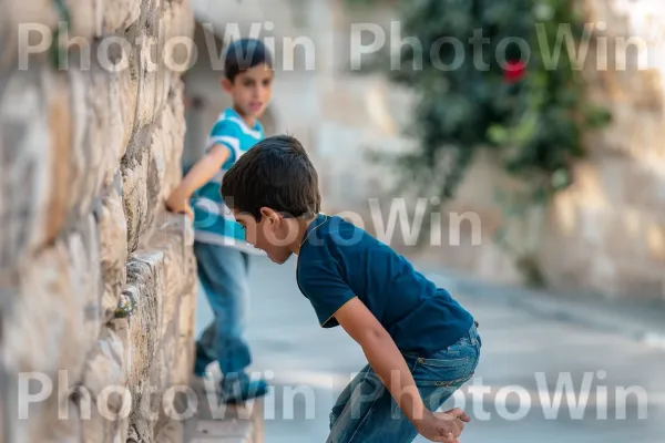 ילדים משחקים ברחובות ירושלים, ממדינת ישראל. צילום פלאש, שַׂמֵחַ, טיול