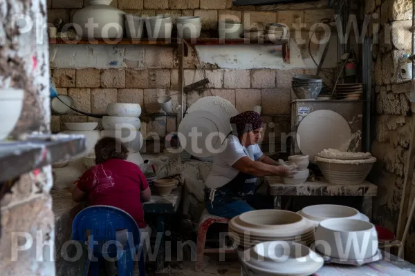 בעלי מלאכה בעבודת כלי חרס בצפת, ממדינת ישראל. אובניים, חרס, כלי הגשה