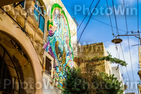 אמנות רחוב בעיר התוססת יפו, ממדינת ישראל. שָׁמַיִם, מראית עין, כְּבִישׁ