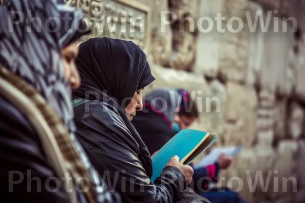 קבוצת נשים מתפללות בכותל המערבי בירושלים, ממדינת ישראל. טיול, רְחוֹב, פְּנַאִי